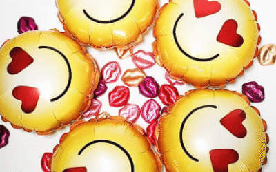 a circle of smiley love heart balloons with red heart eyes